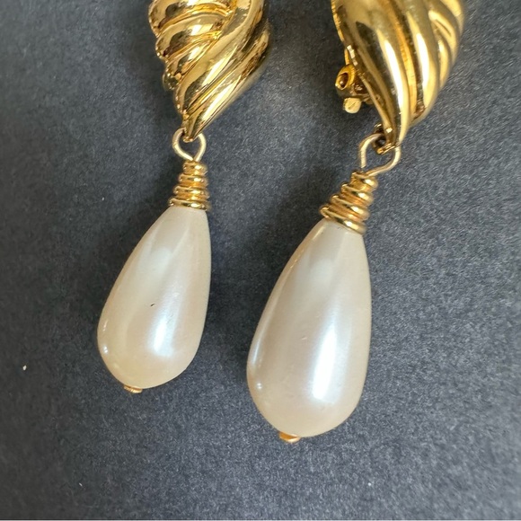 Vintage Gold Tone Pearl Teardrop Earrings Clip On Wedding Bridal Classic Elegant - Picture 4 of 8